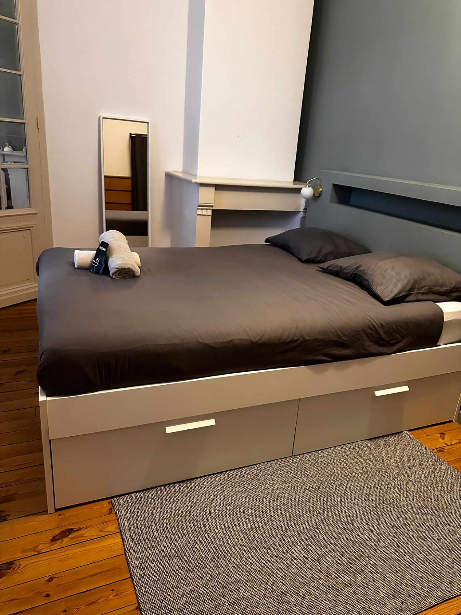 Lit fait avec draps propres et serviettes roulées dans un Airbnb à Arras, ménage BNB Cleaner