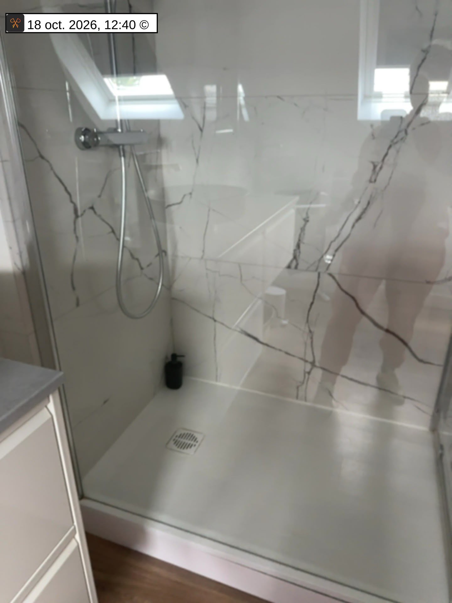 Vitre de douche transparente et receveur propre après le ménage BNB Cleaner à Arras