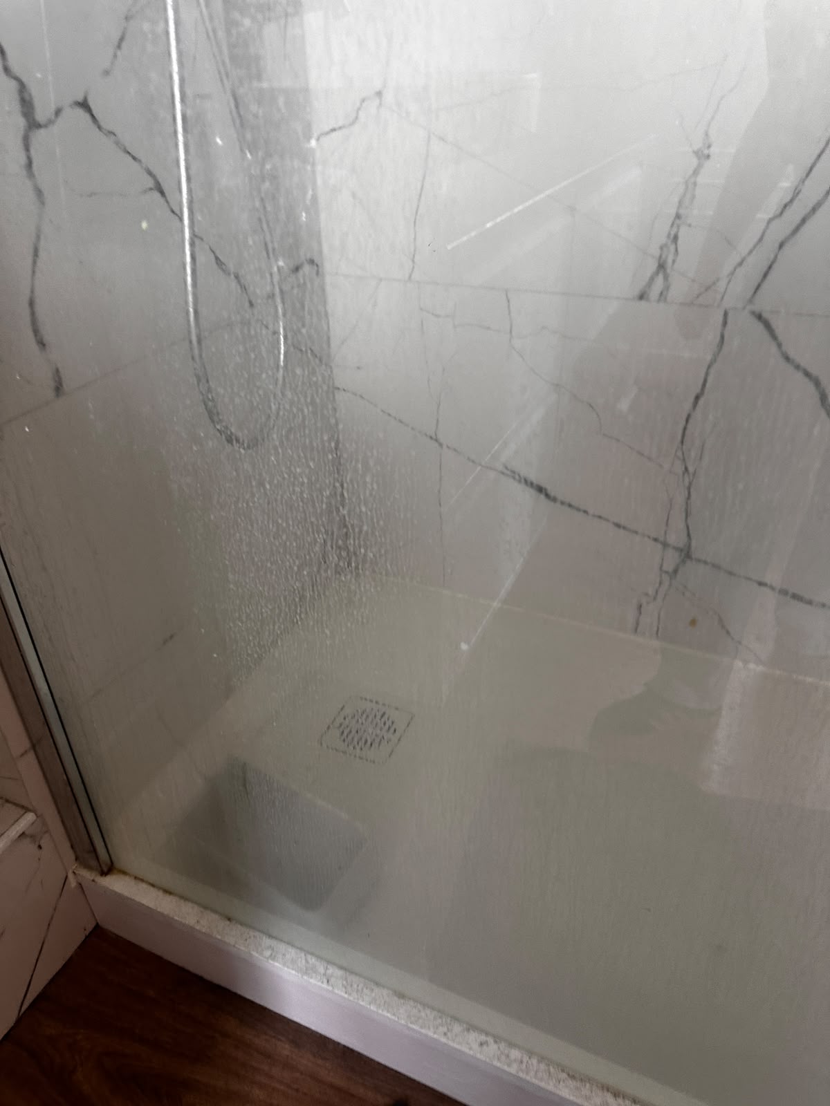 Vitre de douche couverte de calcaire avant le ménage Airbnb à Arras